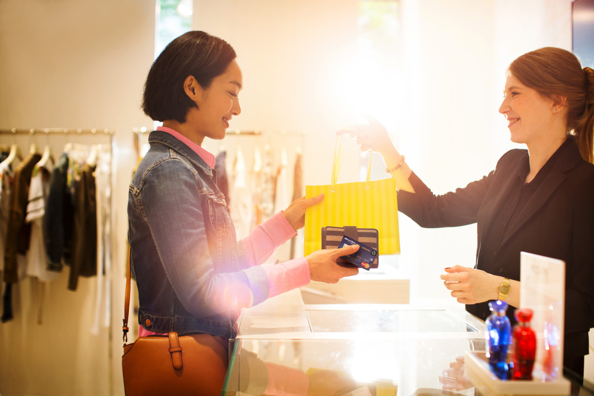 Shopping-Begeisterte sammeln beim Stadtbummel extra Prämienmeilen, wenn sie mit der Miles & More Kreditkarte bezahlen