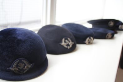 Die passenden Hüte zu den Uniformen