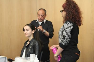 Günter Loibl beim Styling der Models