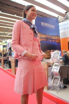 Victoria Dashko präsentiert eine Uniform aus dem Jahr 1978